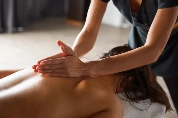massage profond sur une omoplate