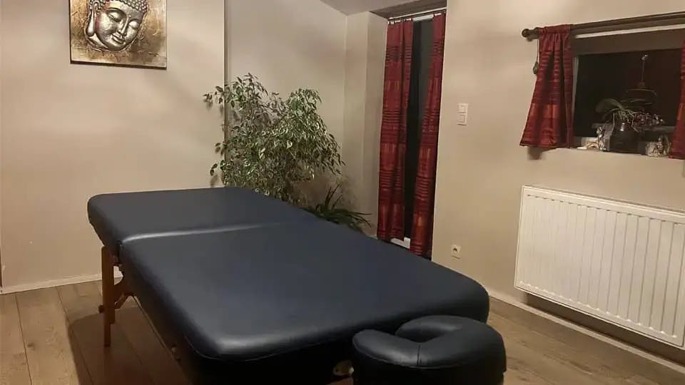 Salle zen avec table de massage