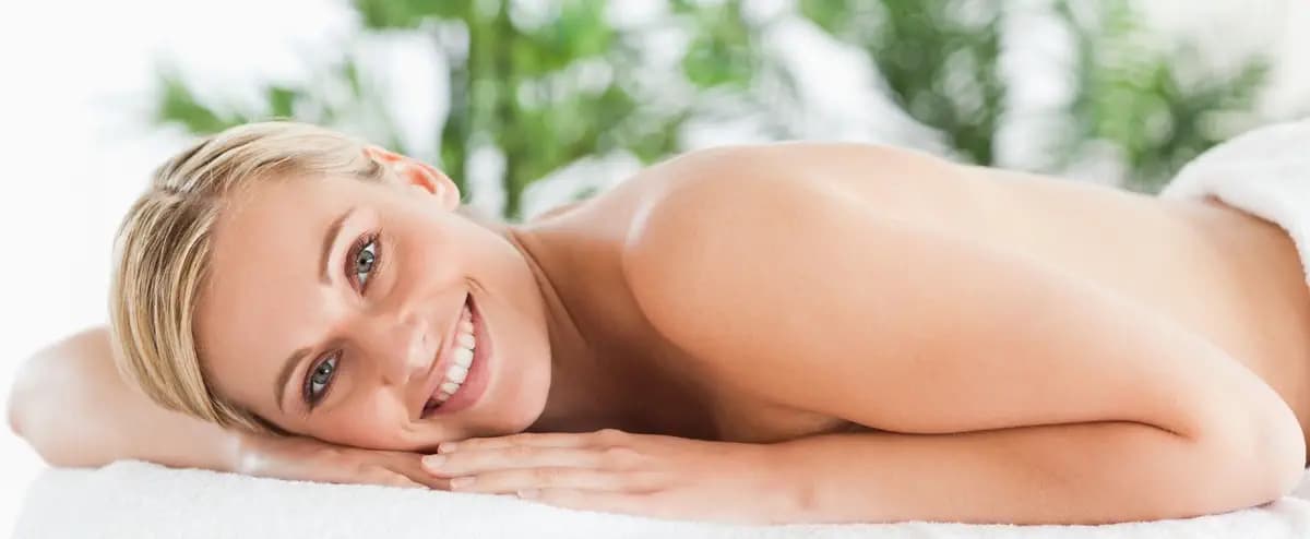 Une femme élégante recevant un massage tao