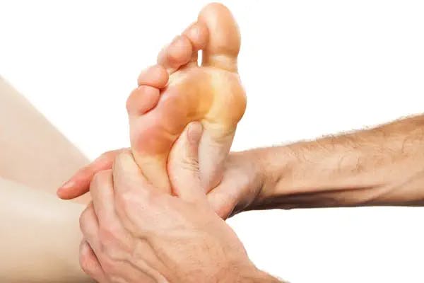 massage des pieds effectué à 2 mains